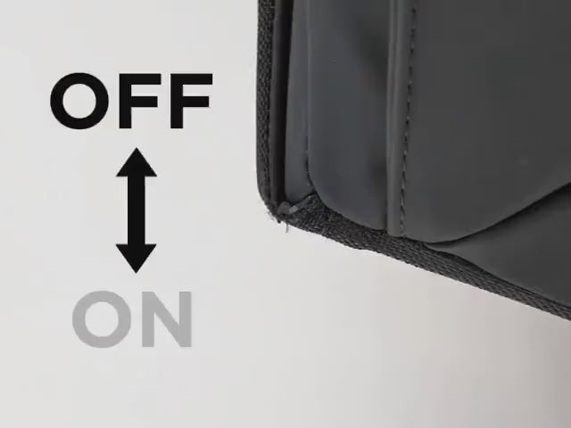 キャリーリュック「TRANS-CARRY」の独自技術「TRANS-ONE機構」。1秒でキャスターを瞬時に収納と展開をする様子。