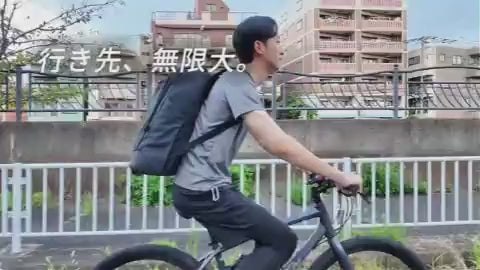 Load video: キャリーバッグからリュックへ切り替える様子。キャスターを収納して背負うことで、そのまま自転車に乗って出かける。