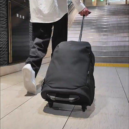 キャリーリュックのトランスキャリーを使って、キャリーバッグからリュックへ切り替える様子。階段の手前でキャスターを片手で瞬時に収納し、背負って階段を上る。